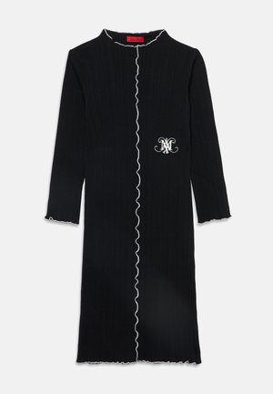 Sort langærmet ribstrikket kjole med hvidt bølget kant langs kanterne og hvid broderet monogram på venstre bryst.