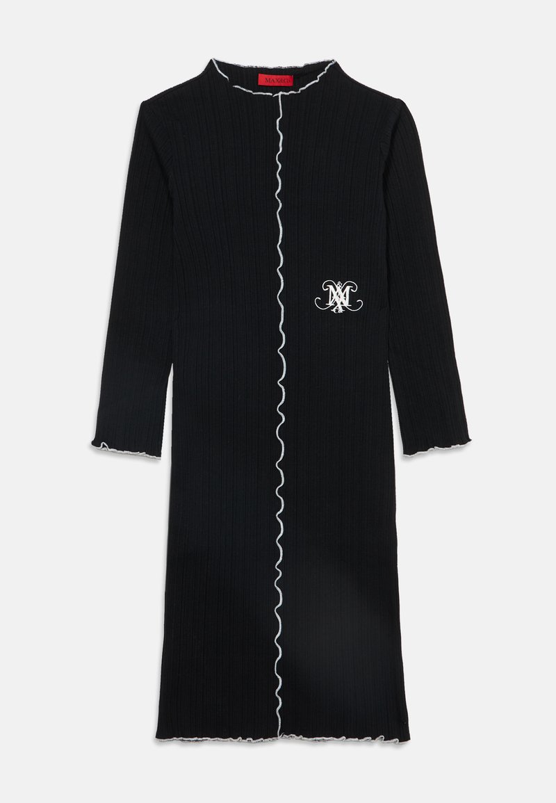 Robe noire à manches longues côtelée avec un bord ondulé blanc le long des bords et un monogramme blanc brodé sur la poitrine gauche.