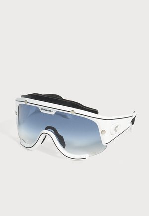 Lunettes de soleil DSQUARED2 à monture blanche avec verres enveloppants dégradés bleus et rembourrage intérieur noir sur un fond clair uni.