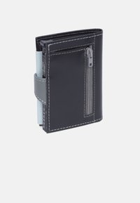 Schwarze Lederbrieftasche mit grauen Akzenten, Reißverschlussfach und kontrastierendem weißen Nähten. Kompaktes, rechteckiges Design mit sichtbaren inneren Fächern.