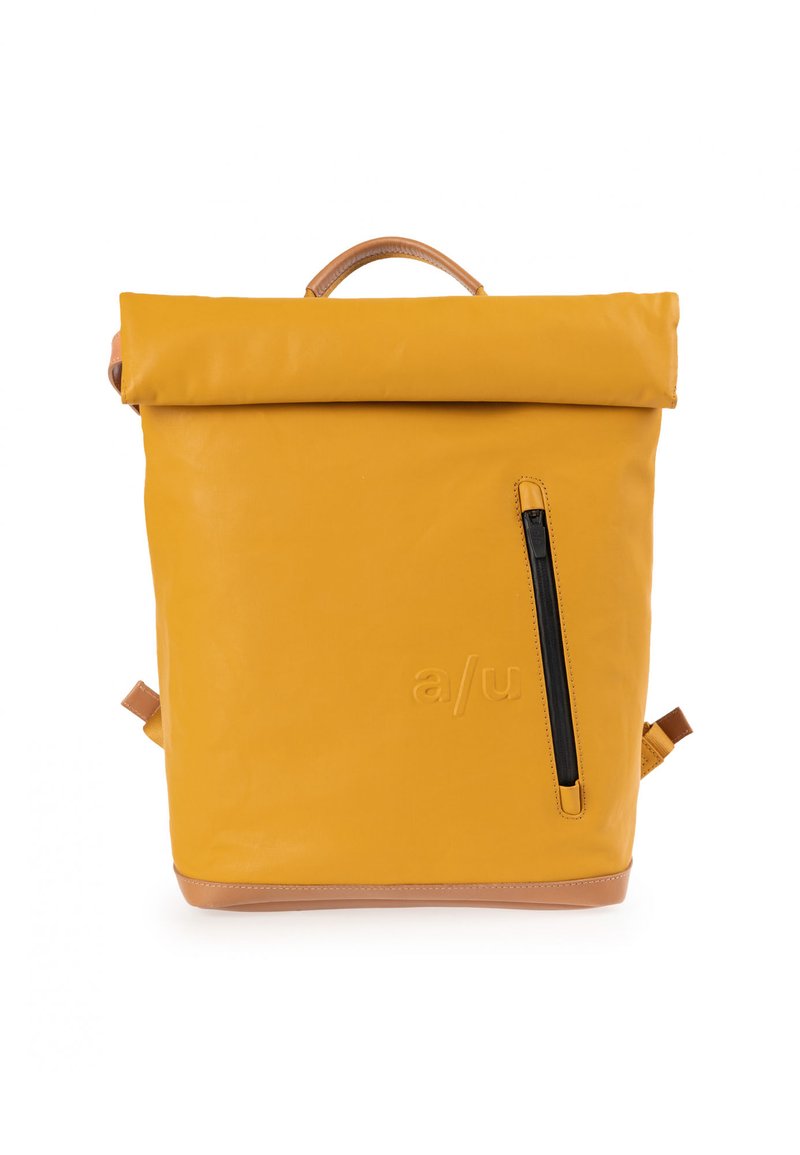 Gelbe Rolltop-Rucksack aus glattem Leder, mit einer Front-Reißverschlusstasche, sandfarbenen Akzenten und einem oberen Henkel zum Tragen.