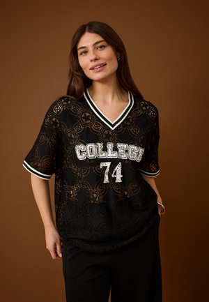 - T-shirt z nadrukiem