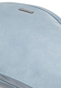 Pochette azzurra chiara realizzata in pelle testurizzata, con una cerniera argentata e un'etichetta rettangolare del marchio impressa sulla superficie.