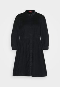 Robe noire mi-longue à manches longues, col montant, devant boutonné, taille froncée et manches légèrement bouffantes avec poignets.