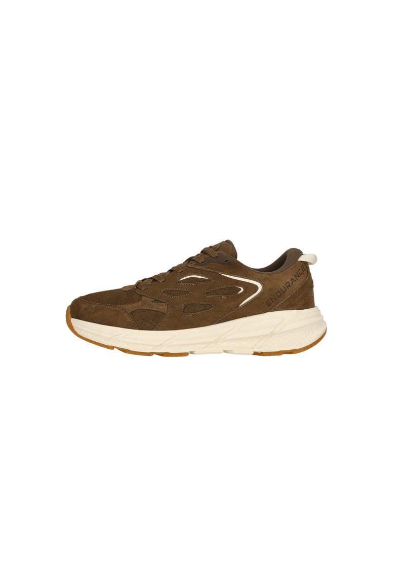 Chaussure de sport en suede marron avec un design texturé, dotée d'une semelle intermédiaire blanche et d'une semelle extérieure en gomme. Fermeture à lacets et languette à l'arrière.