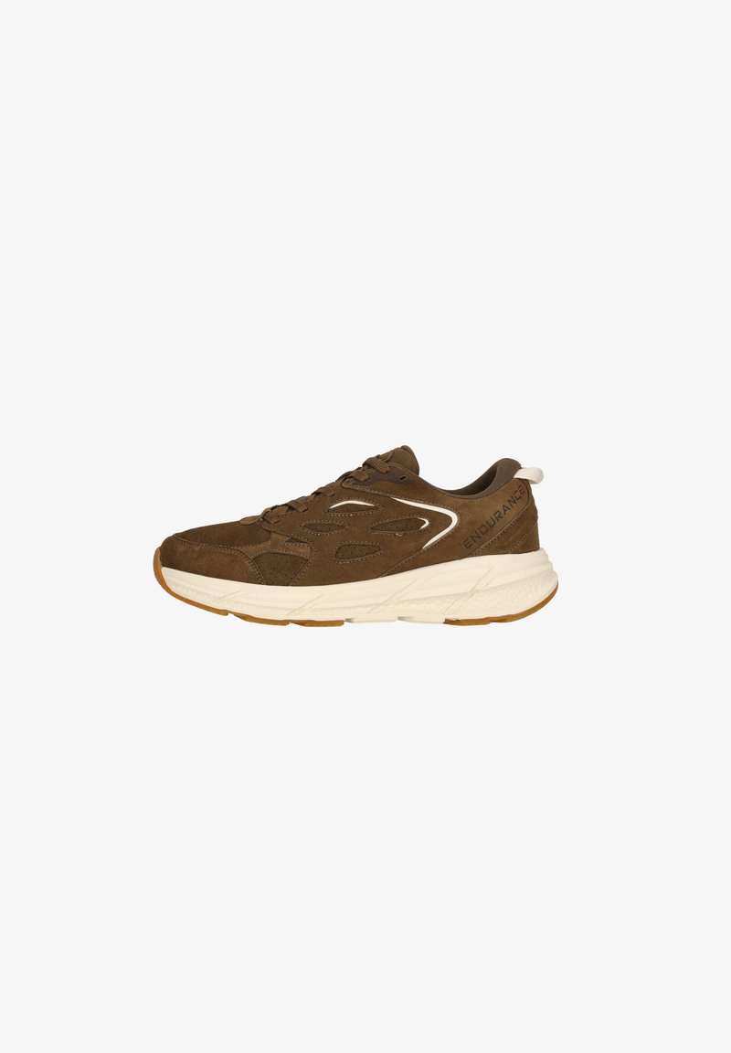 Braune Wildleder-Sportschuhe mit einem strukturierten Design, ausgestattet mit einer weißen Zwischensohle und einer Gummisohle. Schnürverschluss und Lasche an der Ferse.