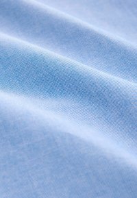 Tejido azul claro con una textura suave, que presenta un fino patrón tejido. El material tiene un acabado liso y ligeramente brillante.