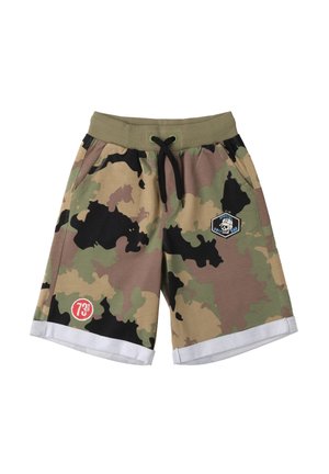 Shorts con stampa mimetica in verde, marrone e nero; vita elastica con cordoncino; tasche laterali; presenta toppe con logo e rifiniture bianche.