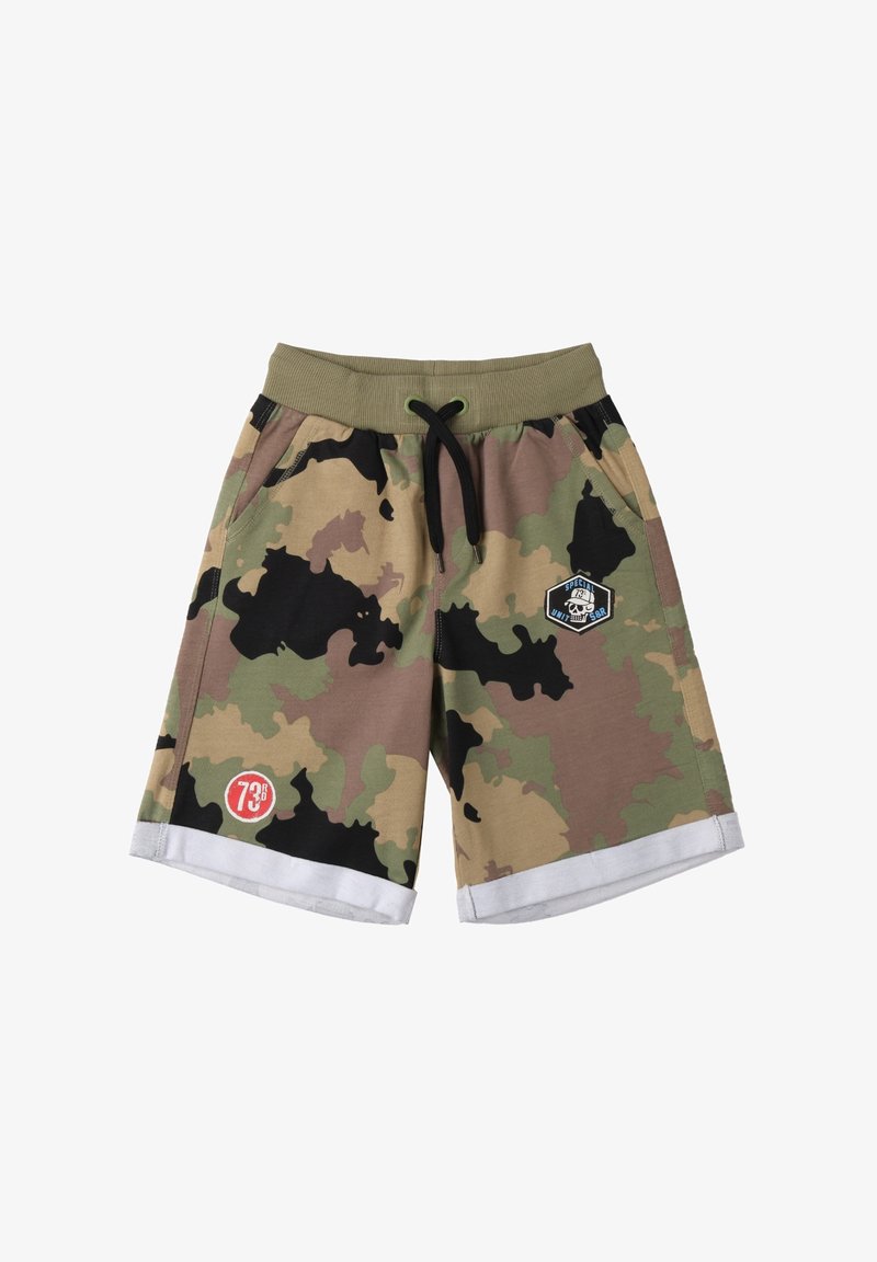 Shorts con stampa mimetica in verde, marrone e nero; vita elastica con cordoncino; tasche laterali; presenta toppe con logo e rifiniture bianche.