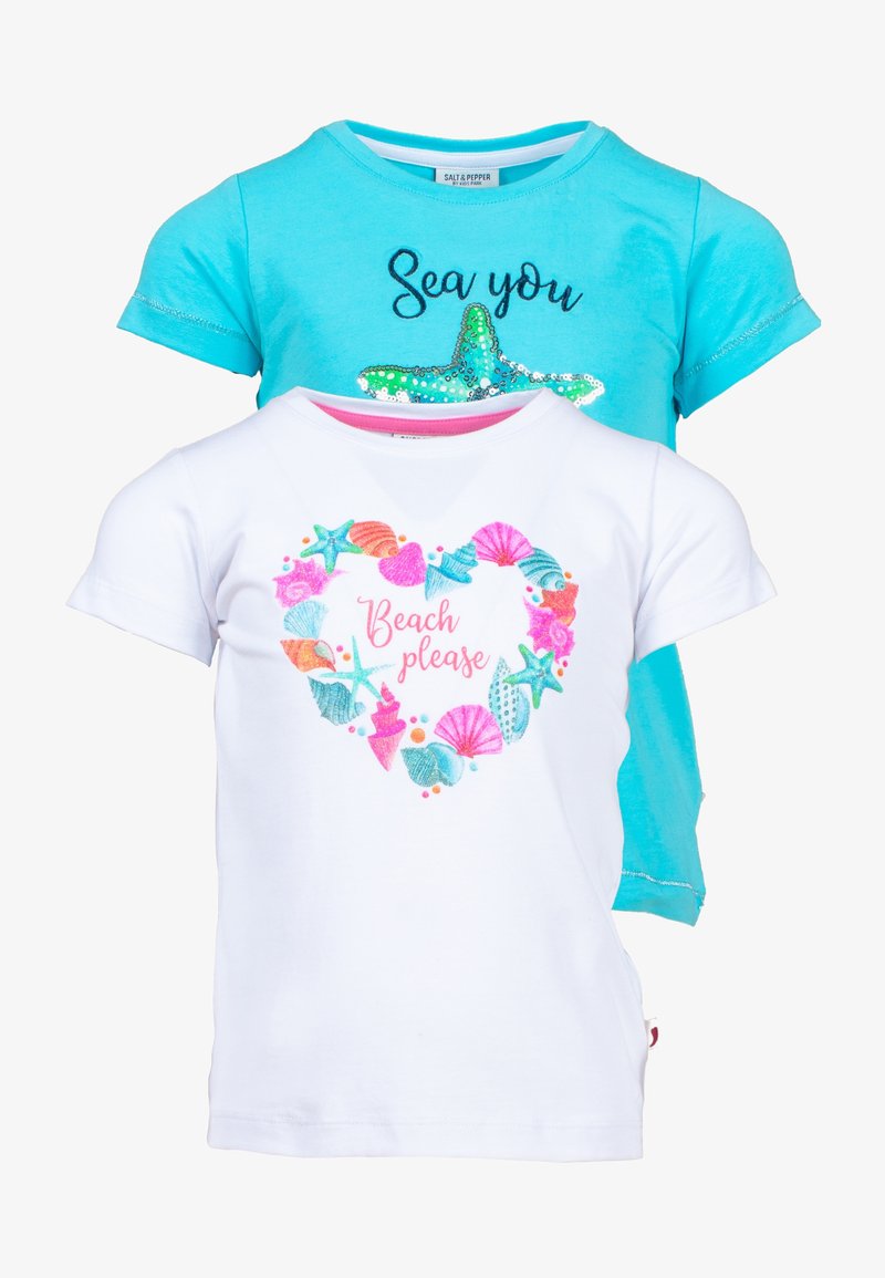 Set aus zwei Kindershirts: eines in Türkis mit dem Aufdruck "See you" und einem Seestern-Design; das andere in Weiß mit einem bunten Muschel-Herz und dem Spruch "Beach please."
