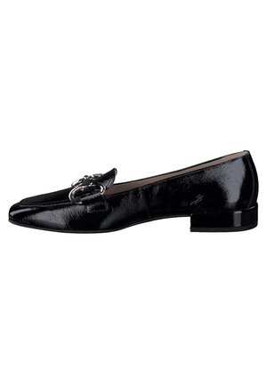 Sort loafers i laklæder med sølvspænde og lav hæl, set fra siden på hvid baggrund.