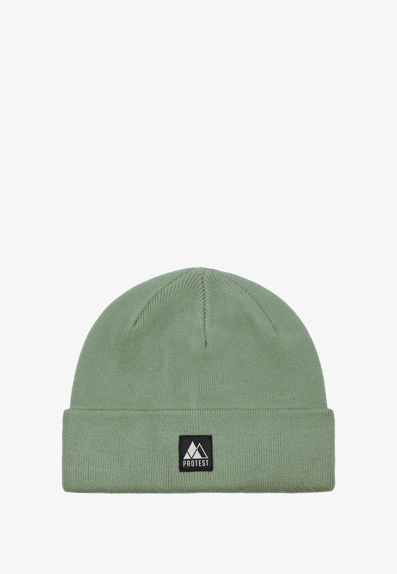 Žalias megztas kepurė su priekiniu atlenkimu, kuriame yra juodas stačiakampis prekės ženklas su trikampio logotipu. Švelni tekstūra.