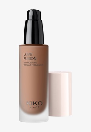 Bottiglia di fondotinta Kiko Milano Love Fusion 24H Moisture Radiant con pompa nera e tappo beige accanto.