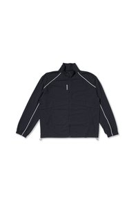 Juoda pilno užtrauktuko striukė su baltais siūlais ant rankovių ir pečių, elastiniai rankogaliai ir mažas vertikalus logotipas ant krūtinės.