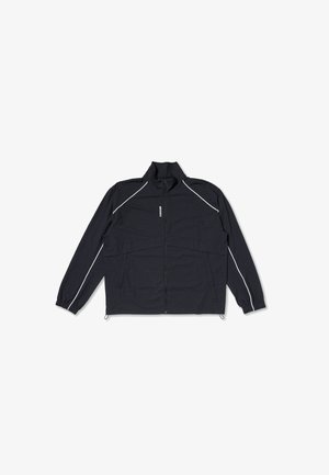 Czarna kurtka na pełny zamek z białymi lamówkami na rękawach i ramionach, elastycznymi mankietami oraz małym pionowym logo na piersi.