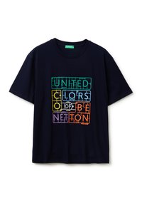 Námořnická modrá bavlněná tričko s vícebarevným grafickým potiskem a textem "UNITED COLORS OF BENETTON" v různých obrysových obdélnících.