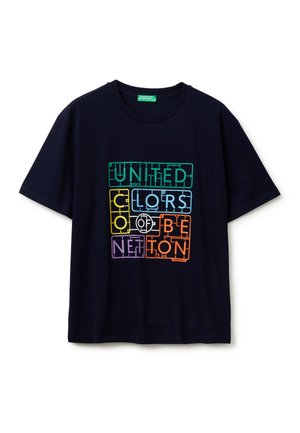 Camiseta de algodón azul marino con un estampado gráfico multicolor que incluye el texto "UNITED COLORS OF BENETTON" en varios rectángulos contorneados.