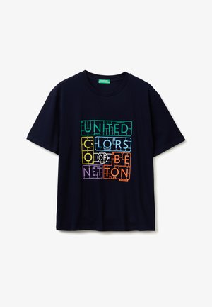 Camiseta de algodón azul marino con un estampado gráfico multicolor que incluye el texto "UNITED COLORS OF BENETTON" en varios rectángulos contorneados.