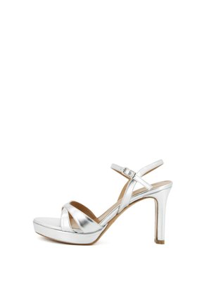 Sandalo argentato con tacco alto, suola platform, cinturini incrociati sulle dita e cinturino alla caviglia con fibbia.