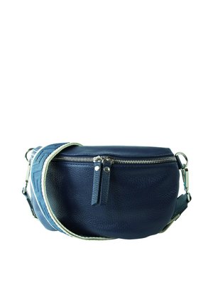 Navyblauwe leren heuptas met zilveren ritssluiting en verstelbare blauwe stoffen riem met metalen gespen.