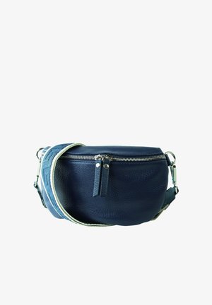 Banane en cuir bleu marine avec fermeture éclair argentée et sangle en tissu bleu réglable avec attaches métalliques.