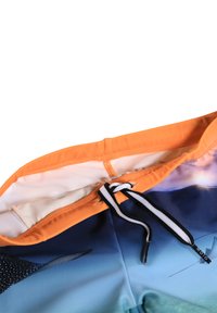 Pantaloni da nuoto con vita arancione, lacci neri e bianchi, e design a tema marino in tonalità di blu e viola.