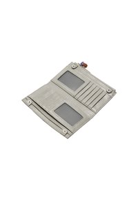 Szara skórzana portmonetka z dwoma przezroczystymi przegródkami na dowody tożsamości, wieloma przegródkami na karty oraz zapięciem na zatrzask. Teksturowana powierzchnia, kompaktowy design z ozdobnymi elementami metalowymi.