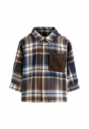 Camisa de manga larga a cuadros en tonos marrón, azul y blanco, con cierre de botones al frente y un bolsillo en el pecho de pana marrón.