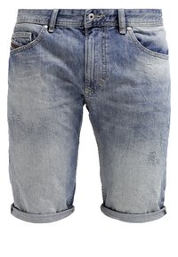 Jeansshorts in Hellblau mit verwaschenem Look, abgenutzten Details, aufgerollten Säumen und klassischem Fünf-Taschen-Design.