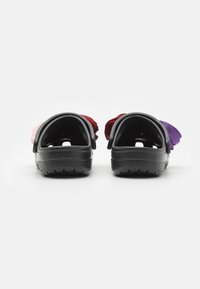 Crocs CLASSIC ROSETTE CLOG UNISEX - Klumpák - black