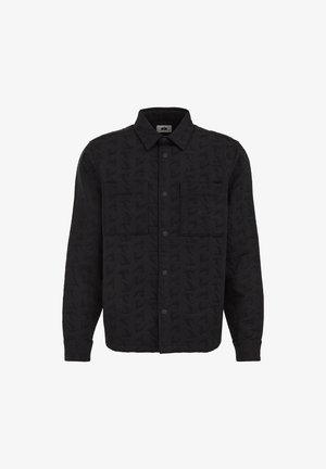 Chaqueta negra con un patrón de logo texturizado, mangas largas, cuello, dos bolsillos frontales y cierres de botón.