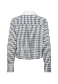 Camisa recortada con cuello blanco y patrón de cuadros azules. Mangas largas con puños de botón, que presenta un yugo trasero y una textura sutil.