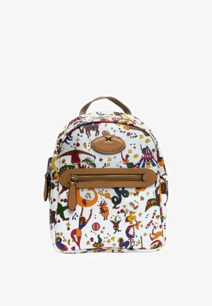 Kleiner weißer Rucksack mit bunten, zirkusthematischen Illustrationen, Frontreißverschlusstasche, braunen Lederakzenten und einem oberseitigen Tragegriff.