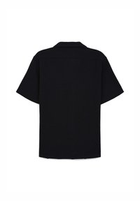 Schwarzes Shirt mit kurzen Ärmeln, klassischem Kragen, geradem Schnitt und strukturiertem Stoff. Das Design betont Einfachheit ohne sichtbare Muster.