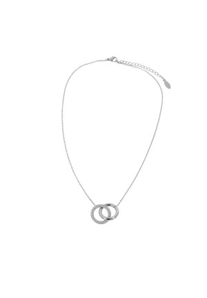 Collana d'argento con due anelli intrecciati; uno decorato con piccole pietre trasparenti. Catena regolabile con chiusura. Design semplice.