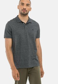 Mørkegrå polo t-shirt med en struktureret overflade og korte ærmer. Har en tre-knaps placket og et lille logo på brystet.