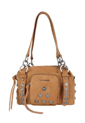 Borsa a mano in camoscio color cuoio con borchie circolari argentate, tasca frontale con zip, doppi manici e logo "LA CARRIE" sulla tasca frontale.
