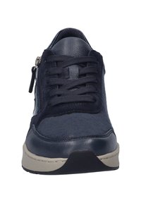 Marineblaue Sneaker aus einer Mischung von Leder und Wildleder, mit Schnürverschluss und einem seitlichen Reißverschluss. Dicke Sohle in Beige.