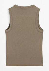 Olijfgroen geribbelde tanktop met een ronde halslijn en brede armsgaten. De stof is soepel met een lichte stretch en heeft een nette afwerking.