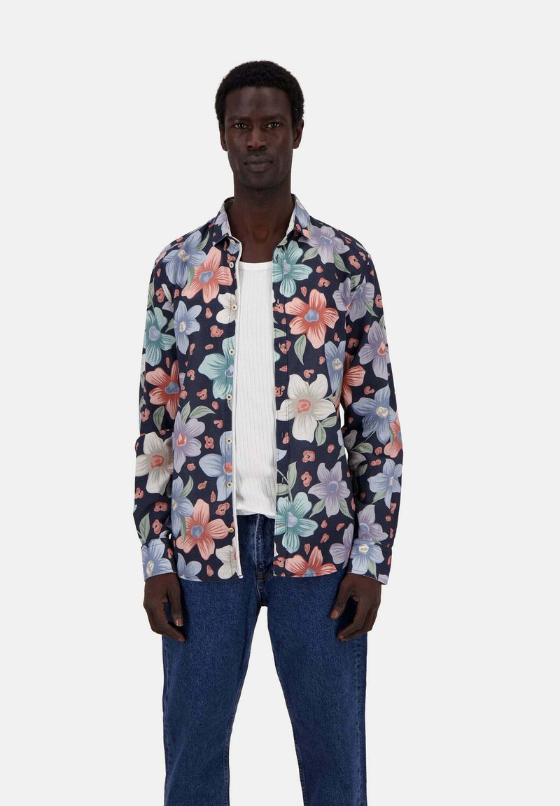 Blumenhemd mit navy Hintergrund und großen rosa, orangen und türkisen Blumen. Mit Button-Down-Design, langen Ärmeln und lässiger Passform.