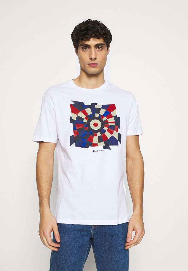 FRACTURED TARGET TEE - Printtipaita - white