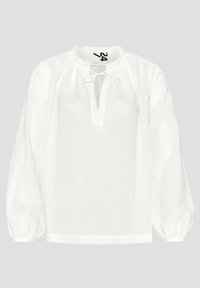 Blouse blanche à manches longues avec décolleté froncé, fermeture à nouer et détails texturés subtils le long des manches et de l'ouverture avant.