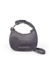 Borsa in velluto grigia con una forma curva, manico imbottito e dettagli in catena, caratterizzata dal logo "Juicy Couture" in argento sul davanti.