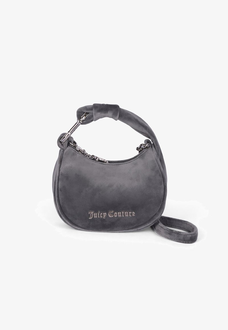 Borsa in velluto grigia con una forma curva, manico imbottito e dettagli in catena, caratterizzata dal logo "Juicy Couture" in argento sul davanti.