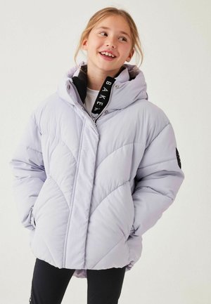 Lys lilla pufferjakke med høj krave, lynlåslukning fortil og quiltet mønster. Har et sort accentmærke ved halsen og elastiske manchetter.