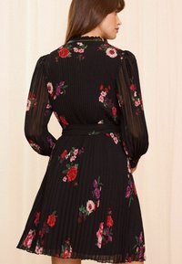 Love & Roses REGULAR FIT - TRIM V NECK PLEATED MINI - Marškininė suknelė - black floral