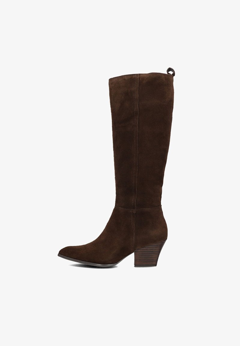 Bruine suède laarzen tot de knie met een spitse neus, afgeronde achterkant en een gestapeld hak. Voorzien van een zachte textuur en minimale stikseldetails.