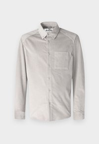 Camisa de pana gris claro con mangas largas, frente abotonado, cuello puntiagudo y un solo bolsillo en el pecho con un acabado suave y texturizado.