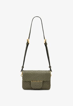 Borsa a tracolla in verde oliva con texture, chiusura a patta, dettagli in hardware dorato e tracolla regolabile. Presenta un motivo in pelle di rettile.