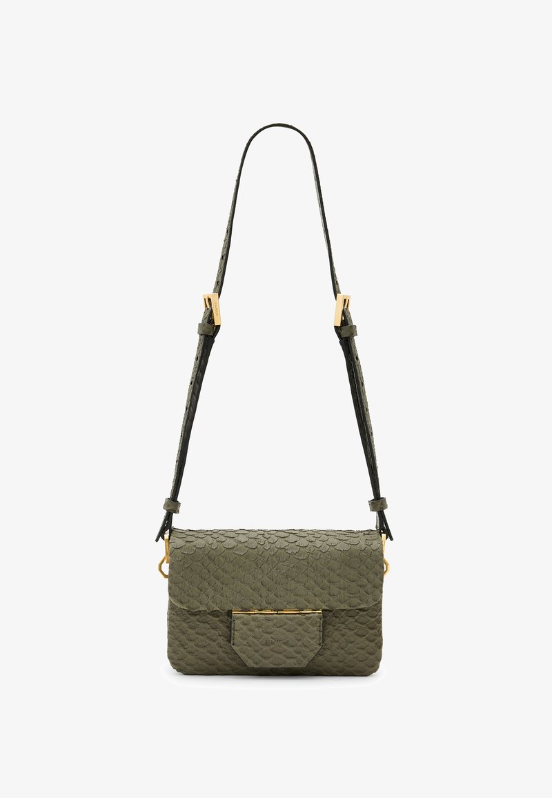 Zielona torebka o fakturze z klapką, z dodatkami w kolorze złotym i regulowanym paskiem. Posiada wzór przypominający skórę węża.